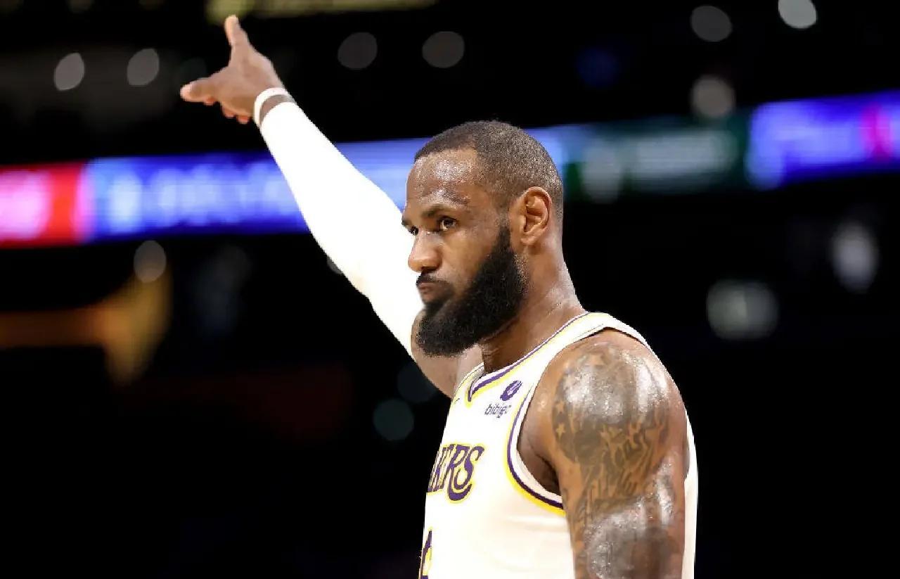 阿扎伦卡回归赛场，比分优势明显首场状态亮眼，独行侠观众沸腾！的简单介绍-爱游戏官方app